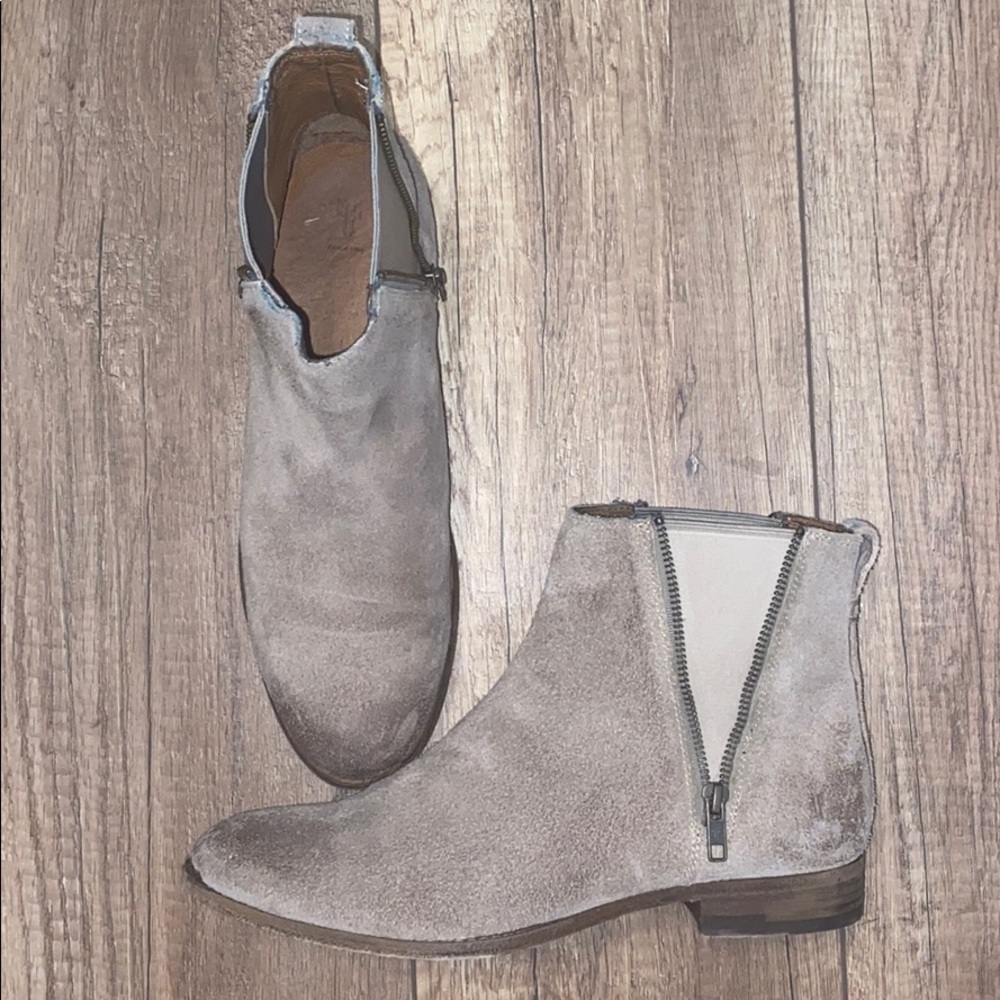 Frye Carly ZIP Chelsea Boots